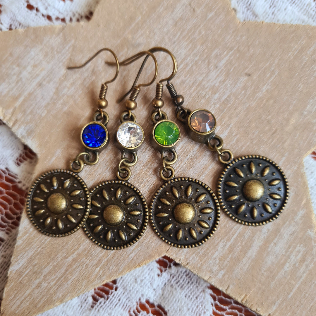 Boho oorbellen met bronzen zonbedel en gekleurd steentje (keuze uit 4 kleuren)