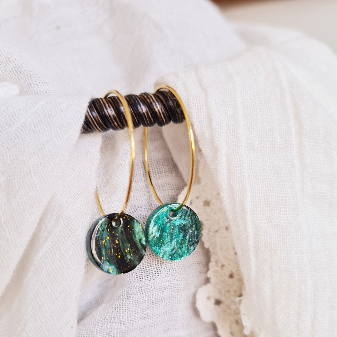 Gouden ringen met groene resin bedel met glitter