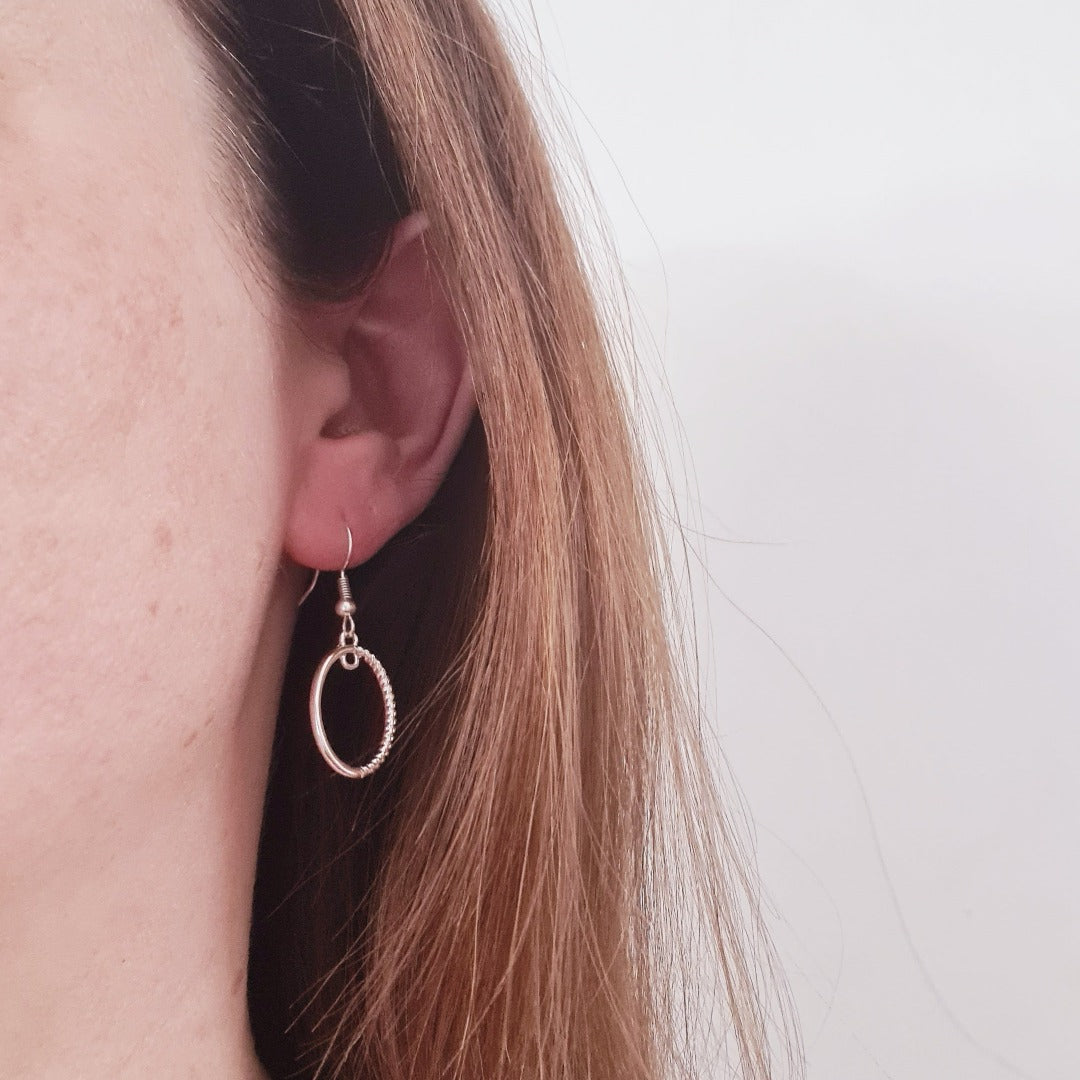 Zilveren ovale oorbellen met elegante uitstraling