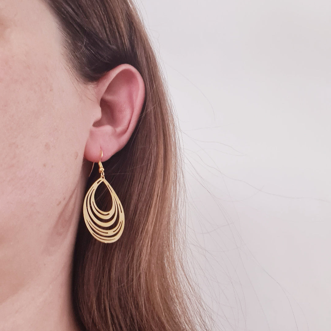 Gouden druppel oorbellen met speels gelaagd design