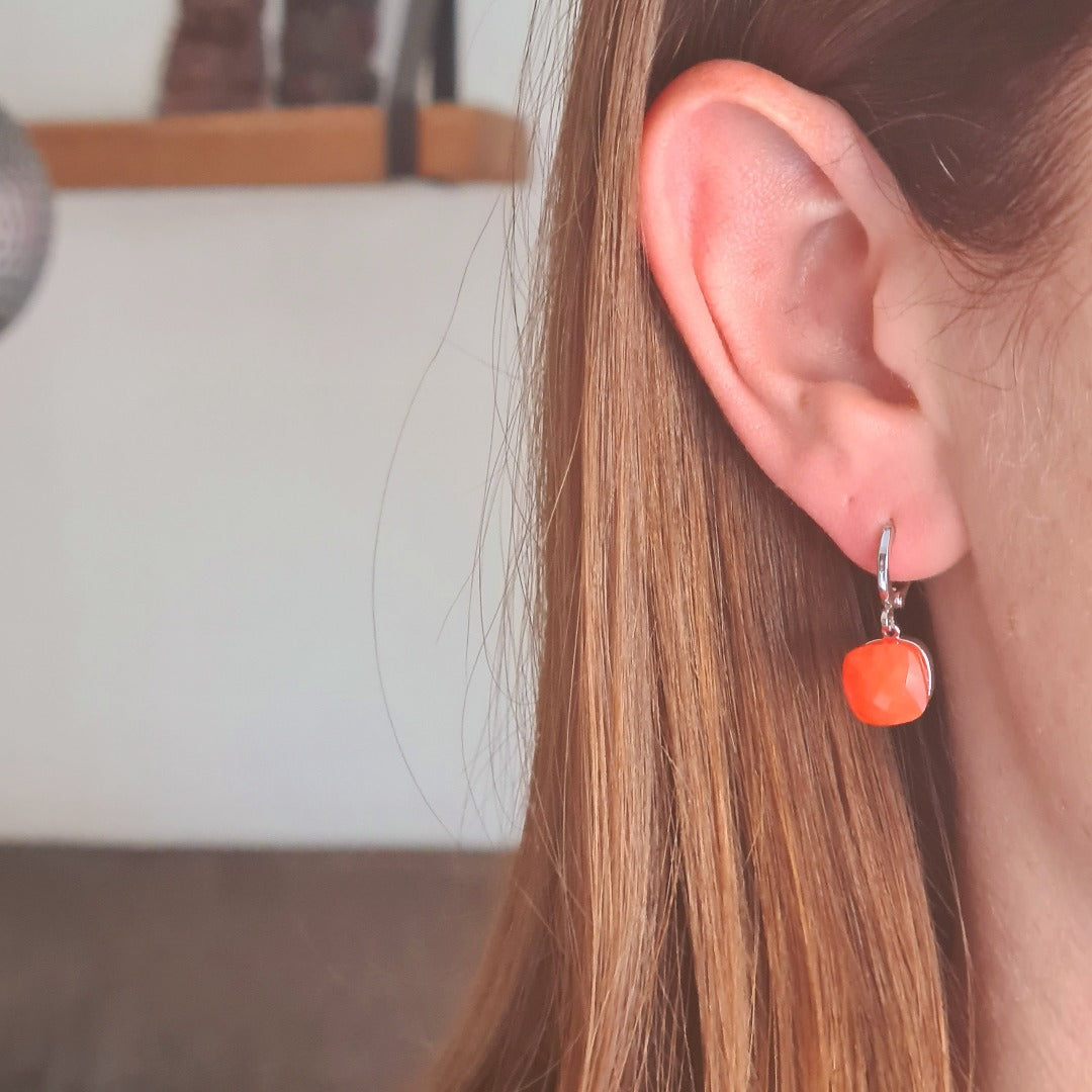 Zilveren ringetjes met oranje facetsteen