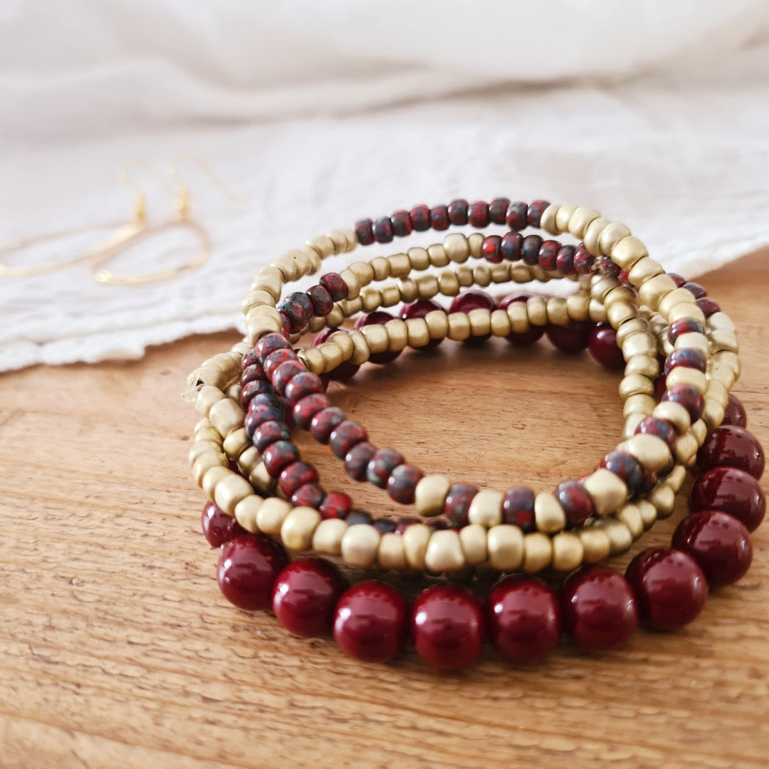 Voordeelpakket bordeaux armbandensetje met oorbellen