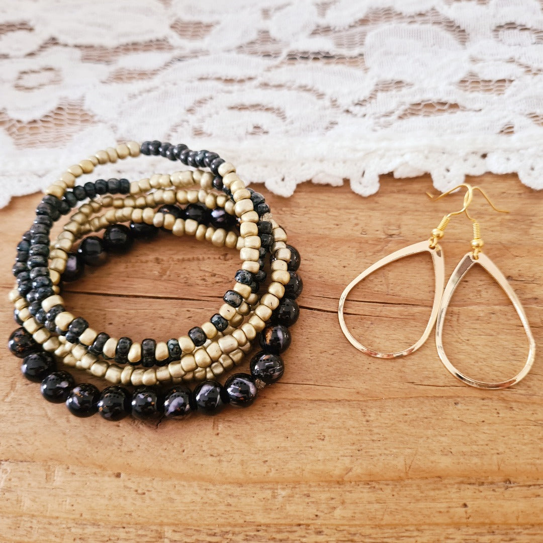 Voordeelpakket zwart armbandensetje met oorbellen