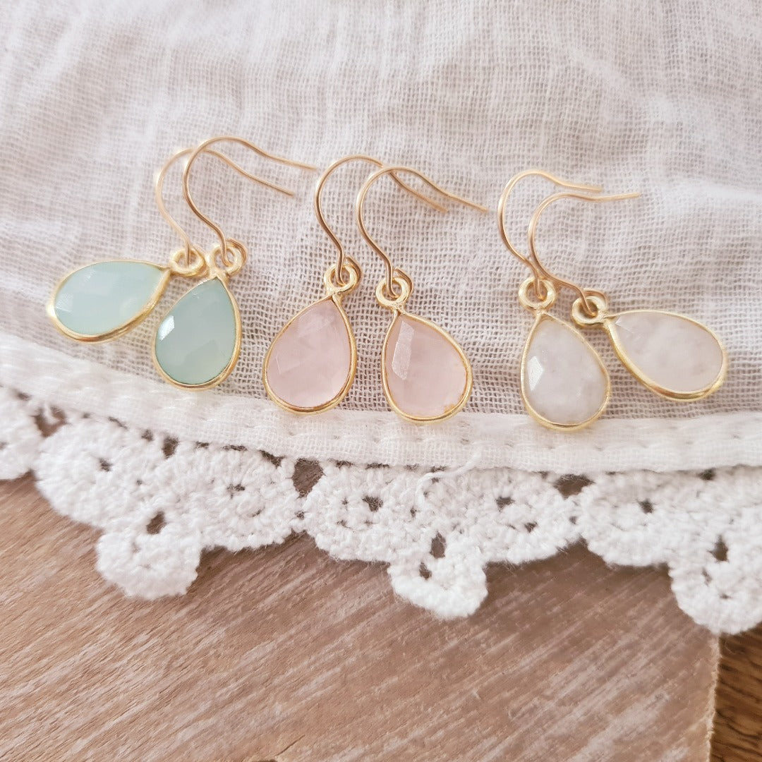 Oorbellen 14 krt goud verguld met rozenkwarts hangertje