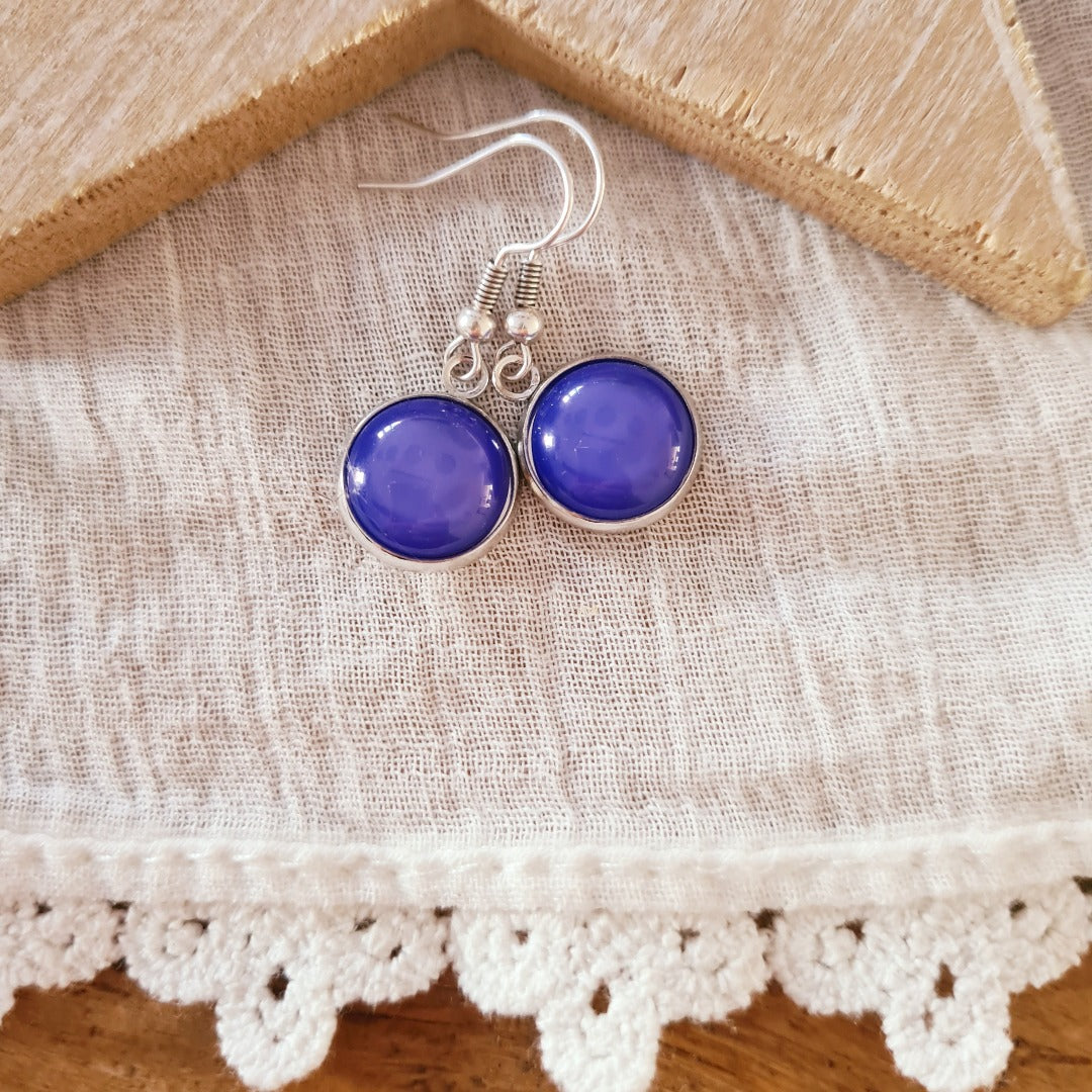 Zilveren oorbellen met blauwe cabochonsteen