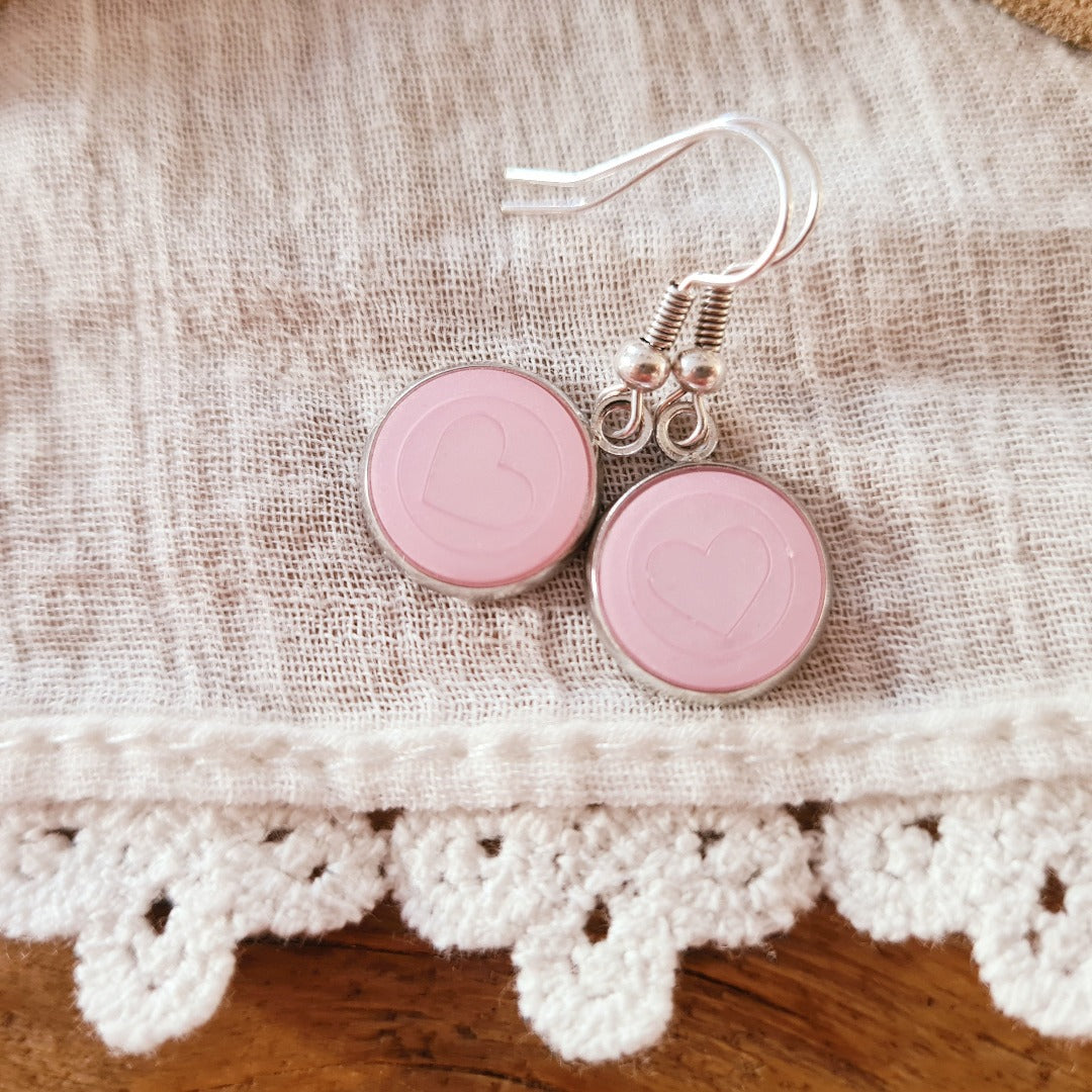 Zilverkleurige oorbellen met roze bedeltje en hartje