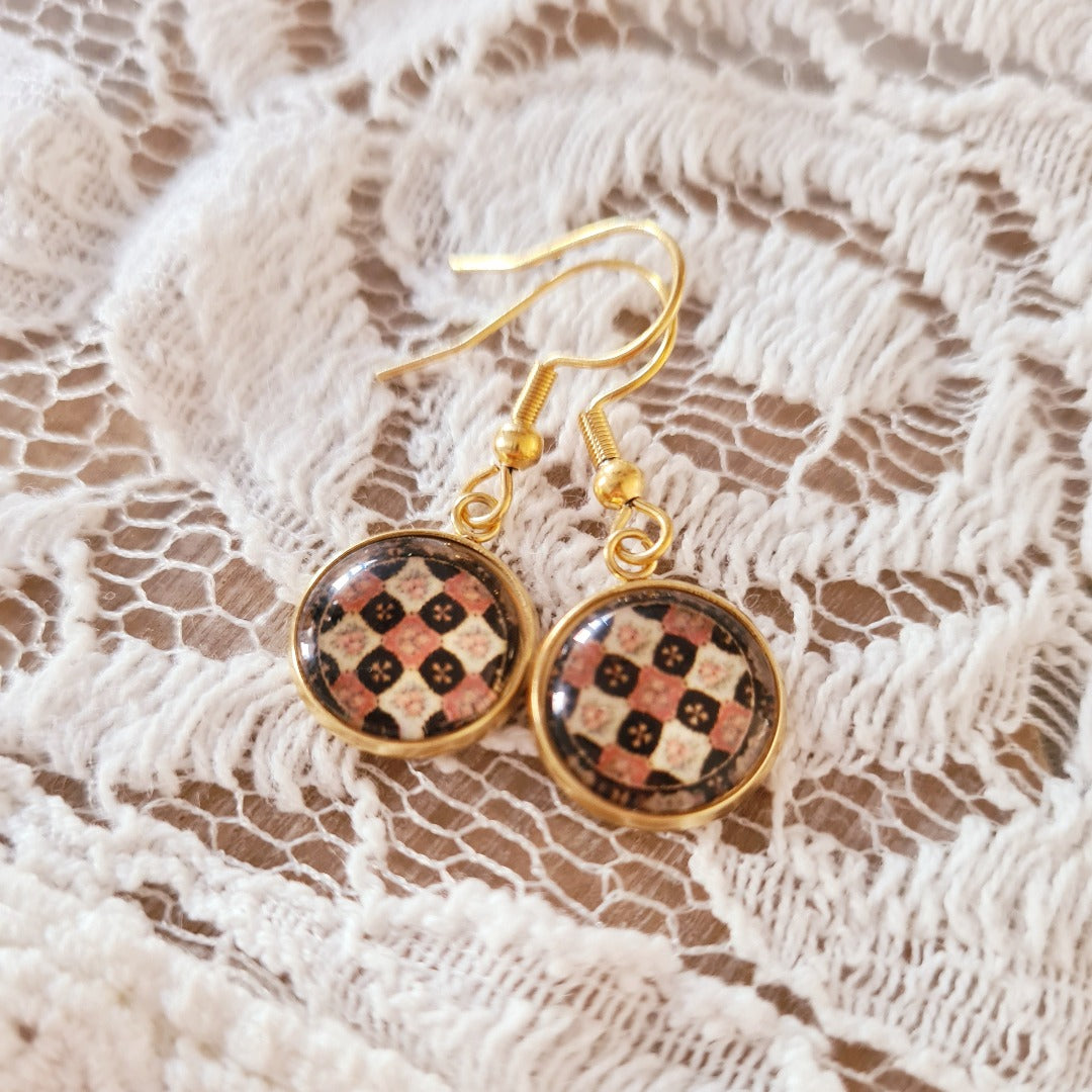 Korte hangende oorbellen met boho print in goudkleur