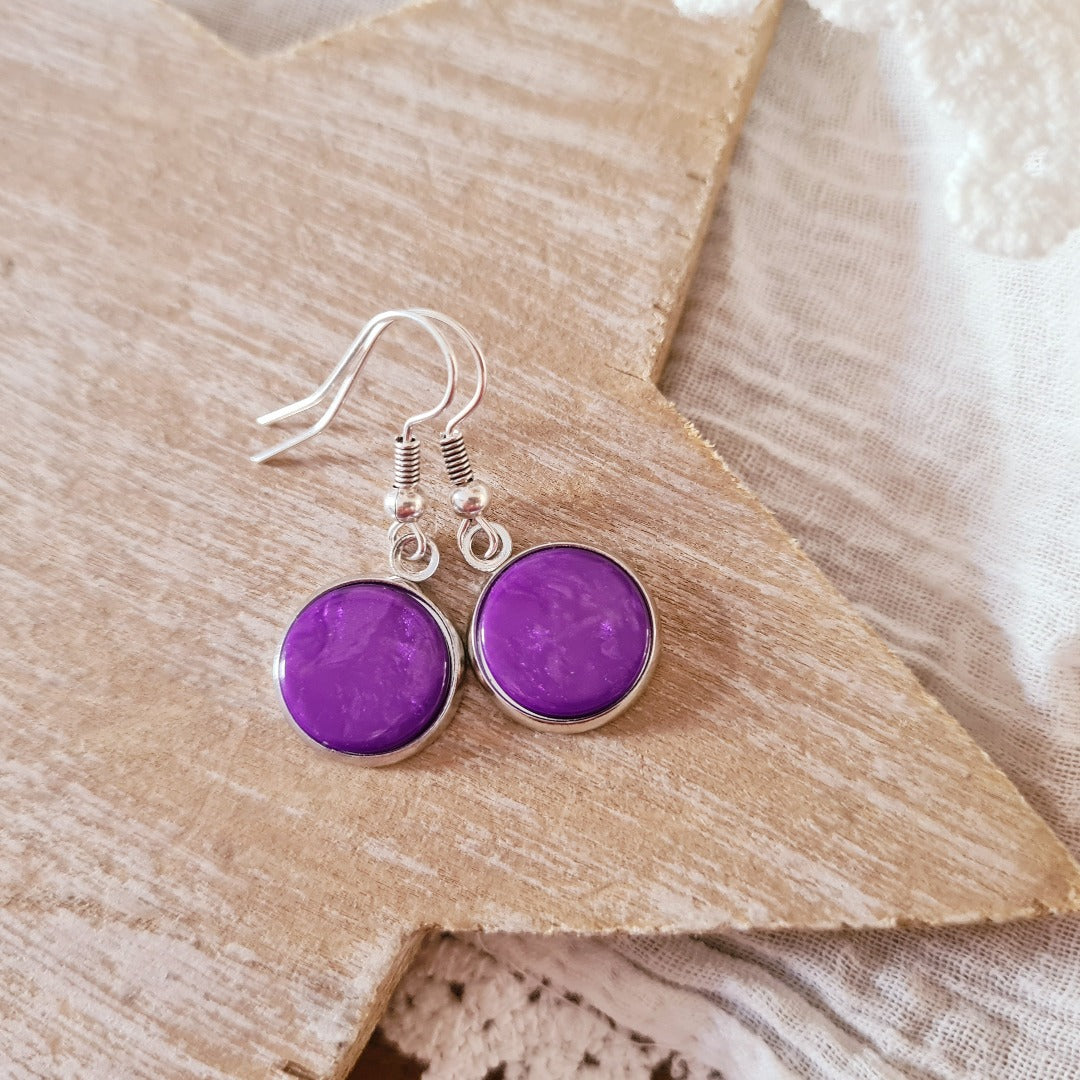 Zilverkleurige oorbellen met ronde paarse steen