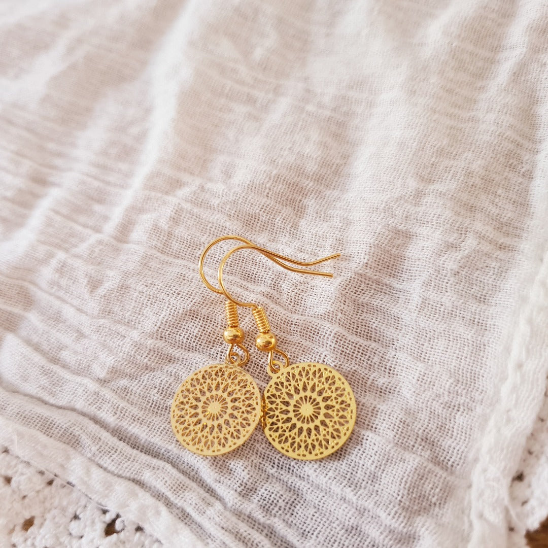 Goudkleurige korte bohemian oorbellen