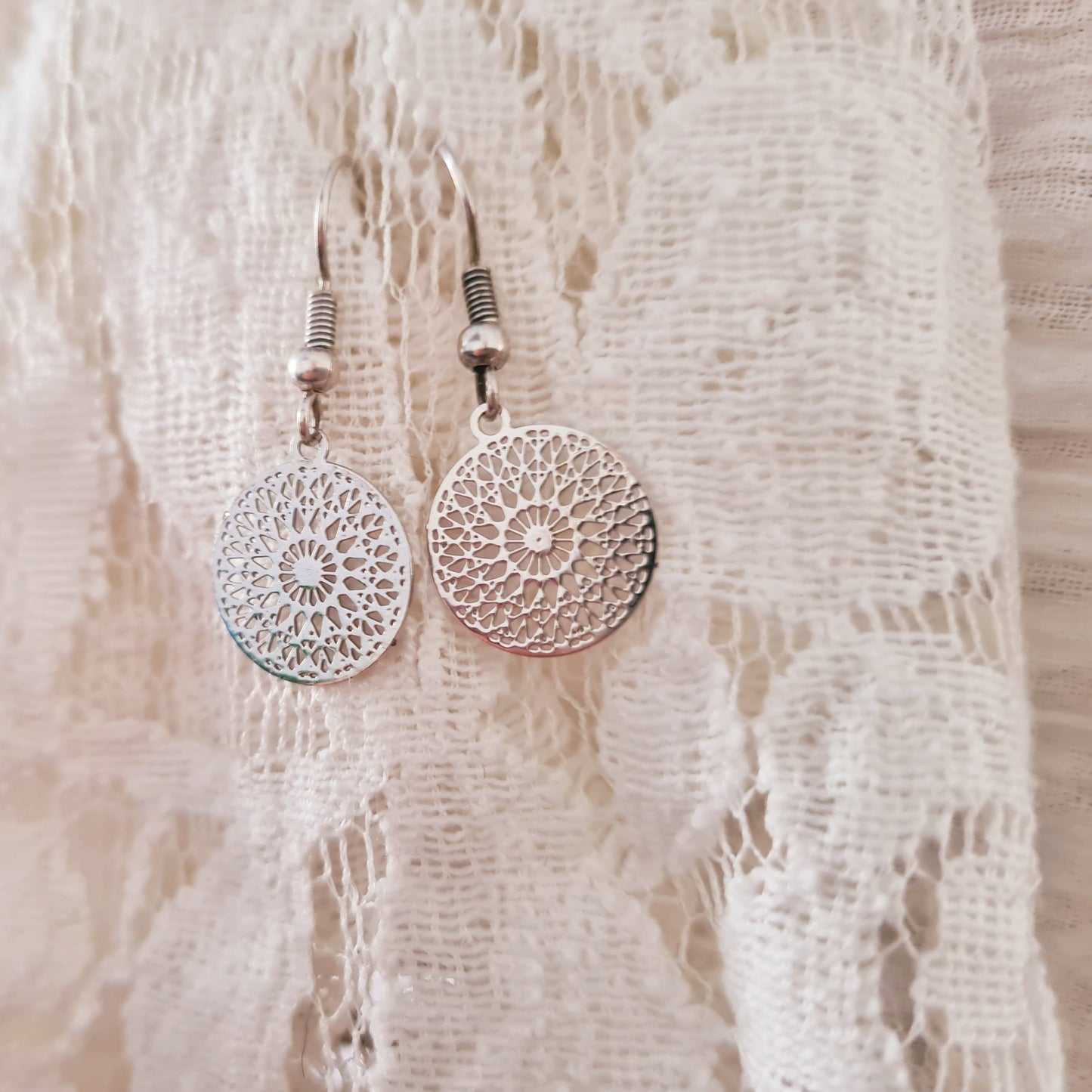 Zilveren bohemian hanger oorbellen met verfijnd filigraan motief