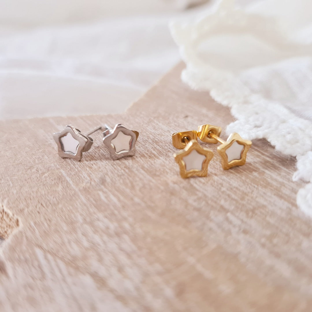 Gouden stekertjes stervorm van stainless steel met parelmoer kern