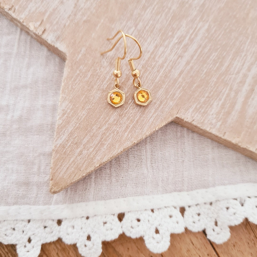 Goudkleurige geboortesteenoorbellen met okerkleurige steen voor November