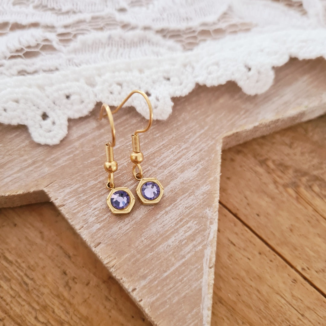 Goudkleurige geboortesteenoorbellen met lila steen voor Juni