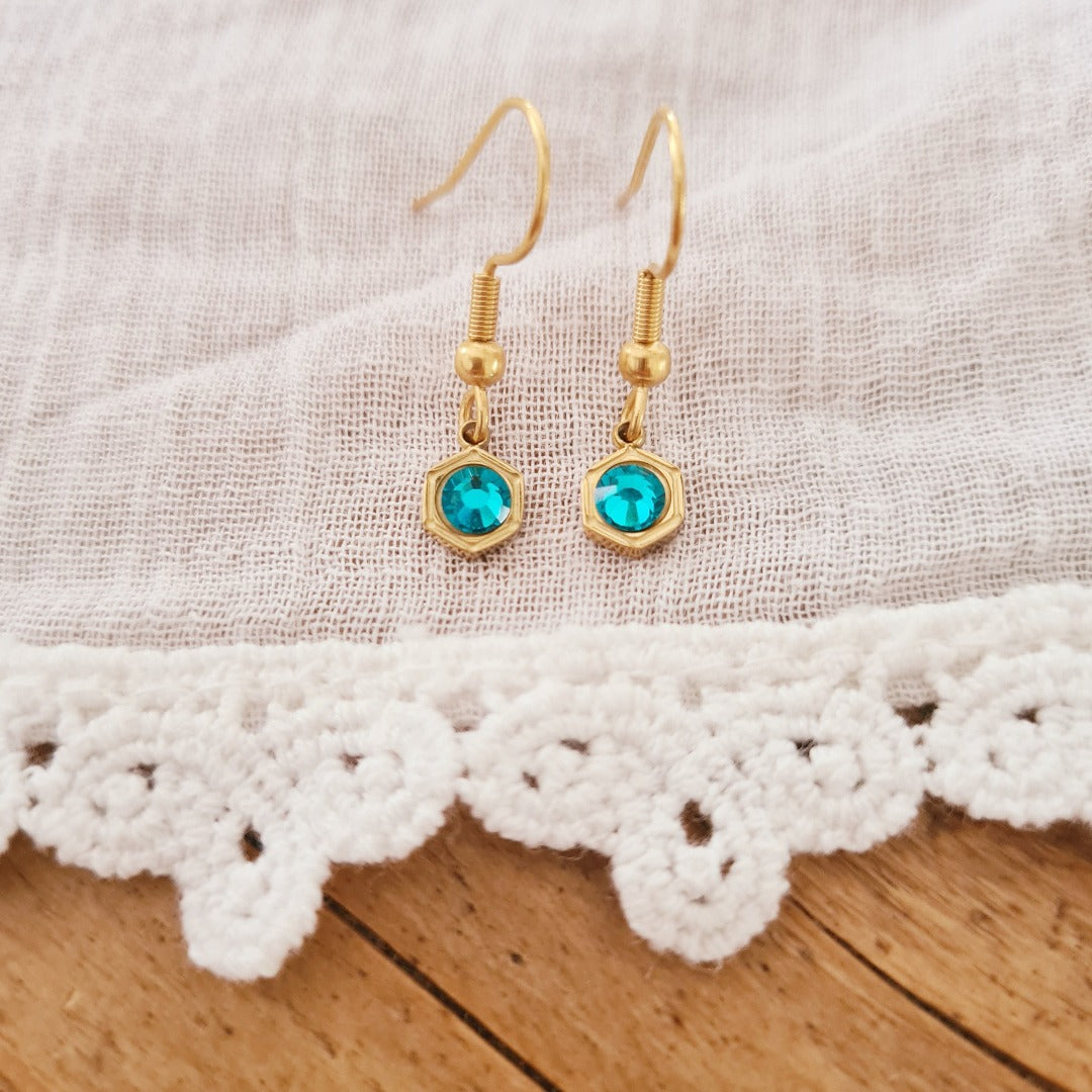 Goudkleurige geboortesteenoorbellen met blauwe steen voor December