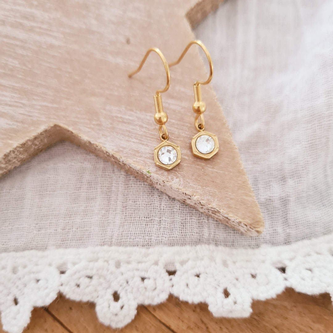 Goudkleurige geboortesteenoorbellen met transparante steen voor April