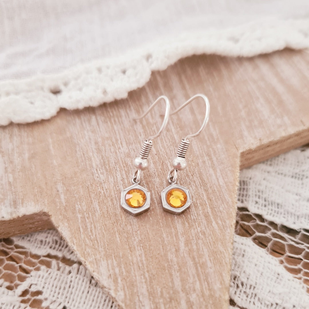 Zilverkleurige geboortesteenoorbellen met okerkleurige steen voor November