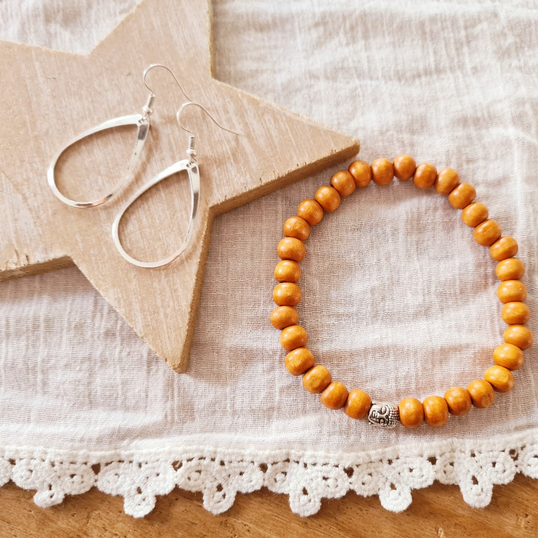 Cadeauset met houten armband in cognac en zilverkleurige oorbellen