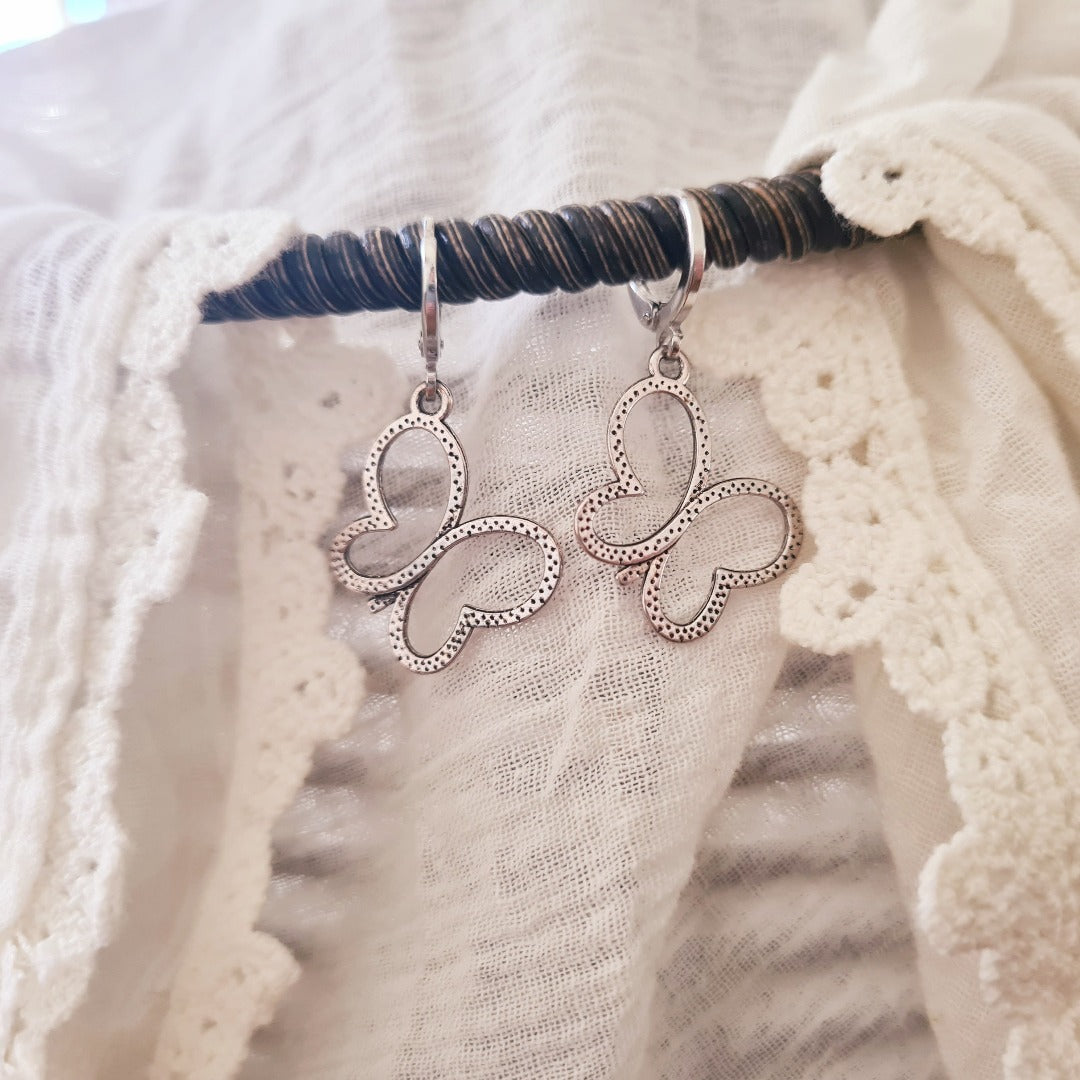 Zilveren ringetjes met mooie vlinderbedel