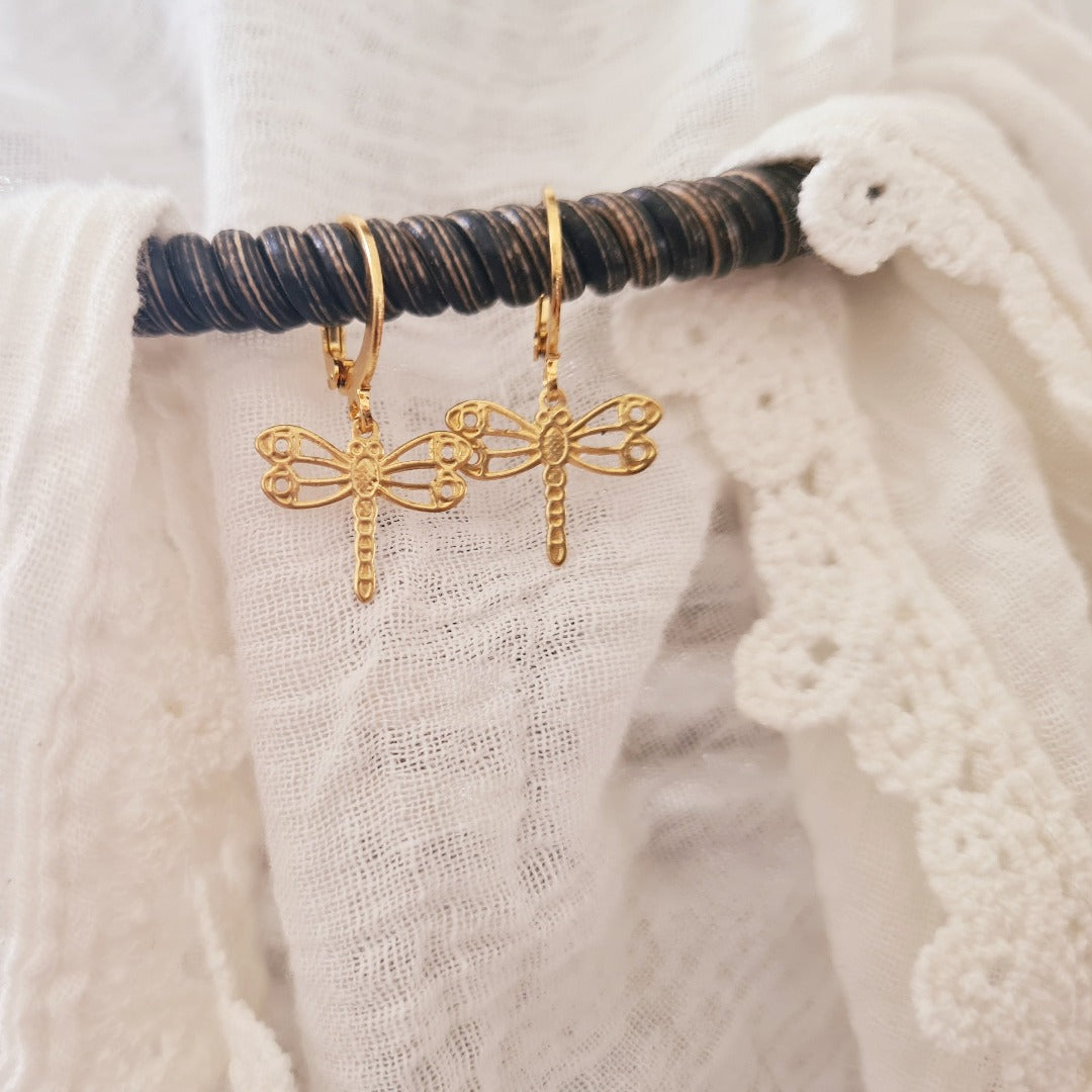 Goudkleurige ringetjes met libelle bedel