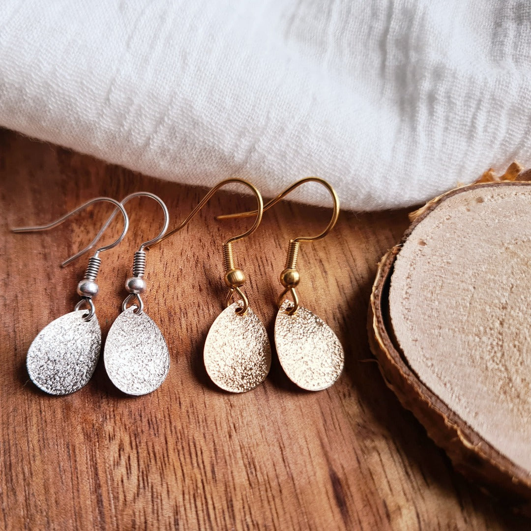 Druppel oorbellen met feestelijke afwerking in zilver