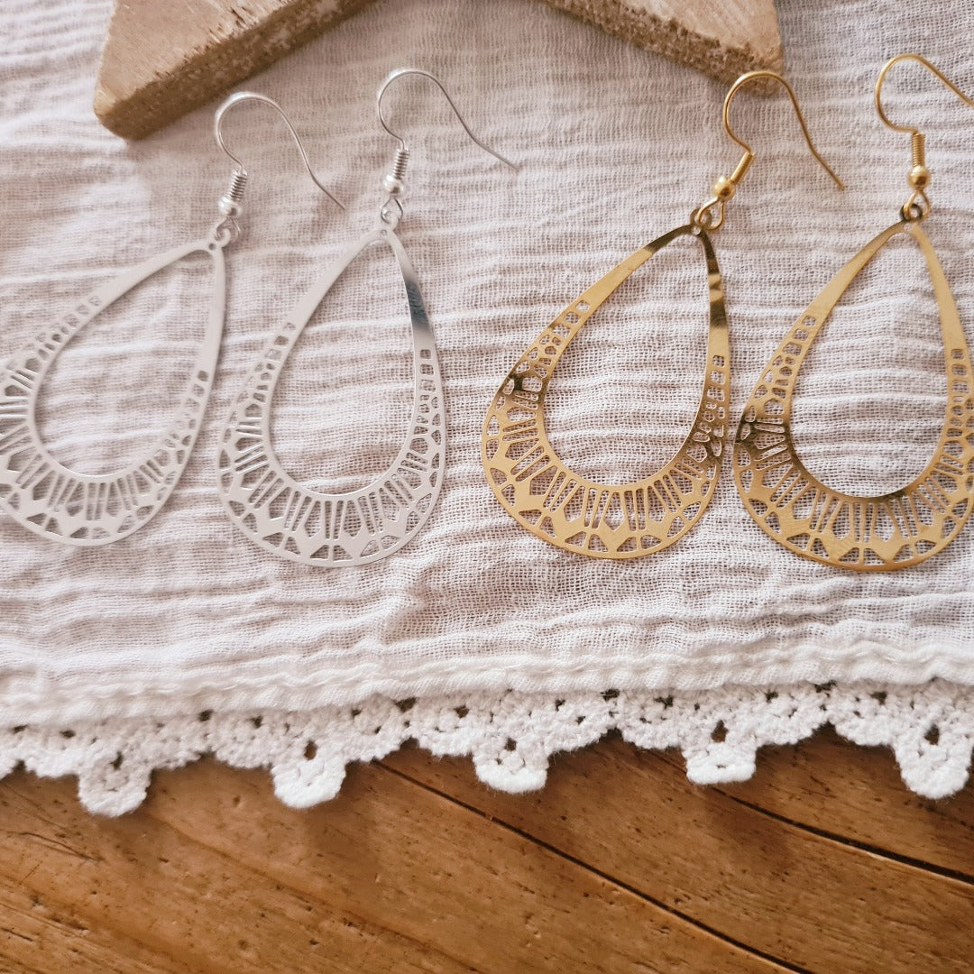 Gouden druppel oorbellen met verfijnde opengewerkte afwerking