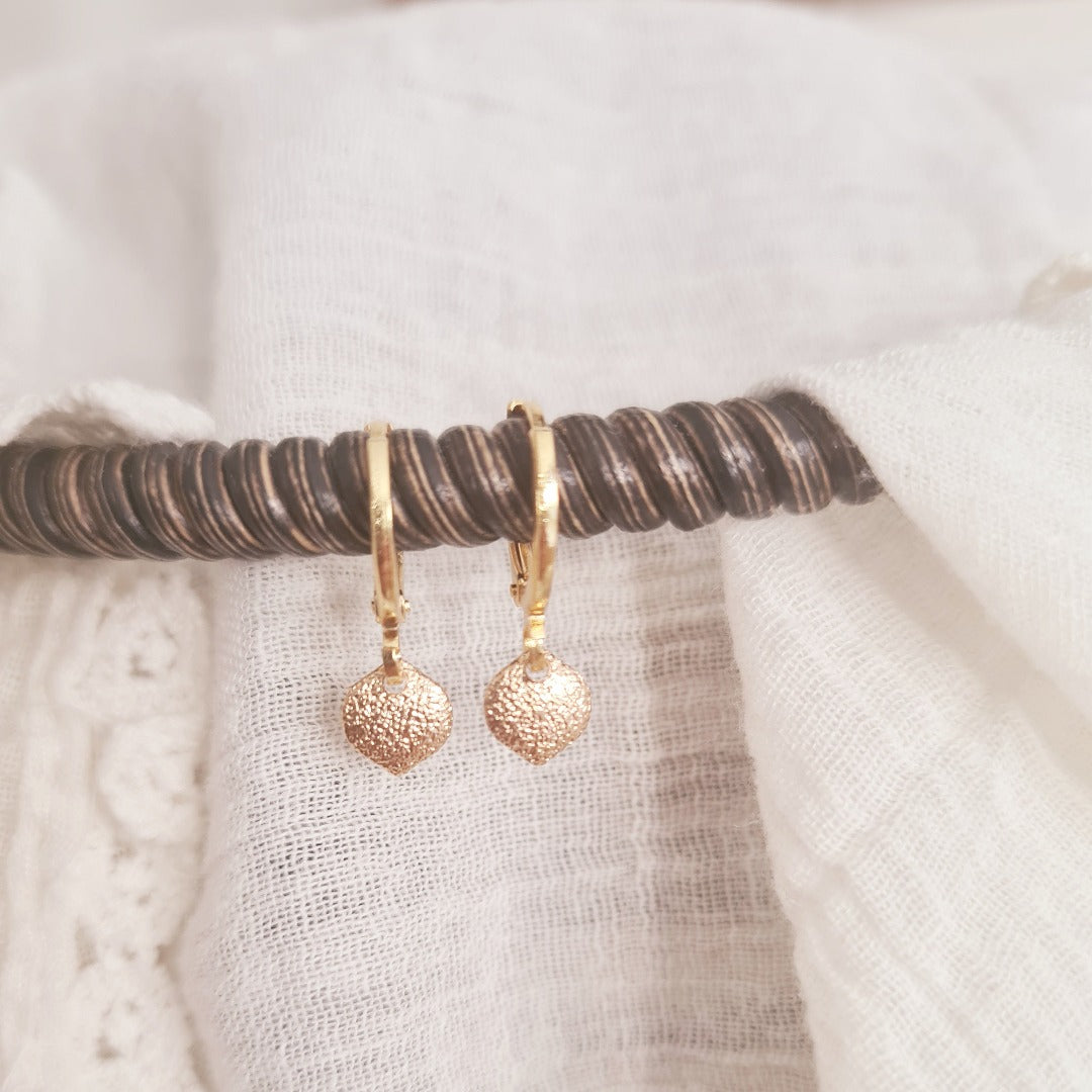 Gouden oorbellen met subtiel gevormd bedeltje