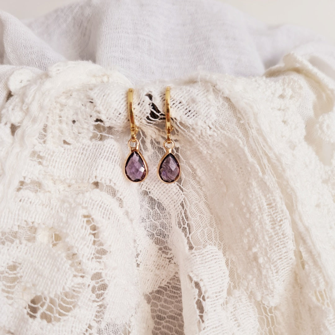 Goudkleurige ringetjes met paars steentje