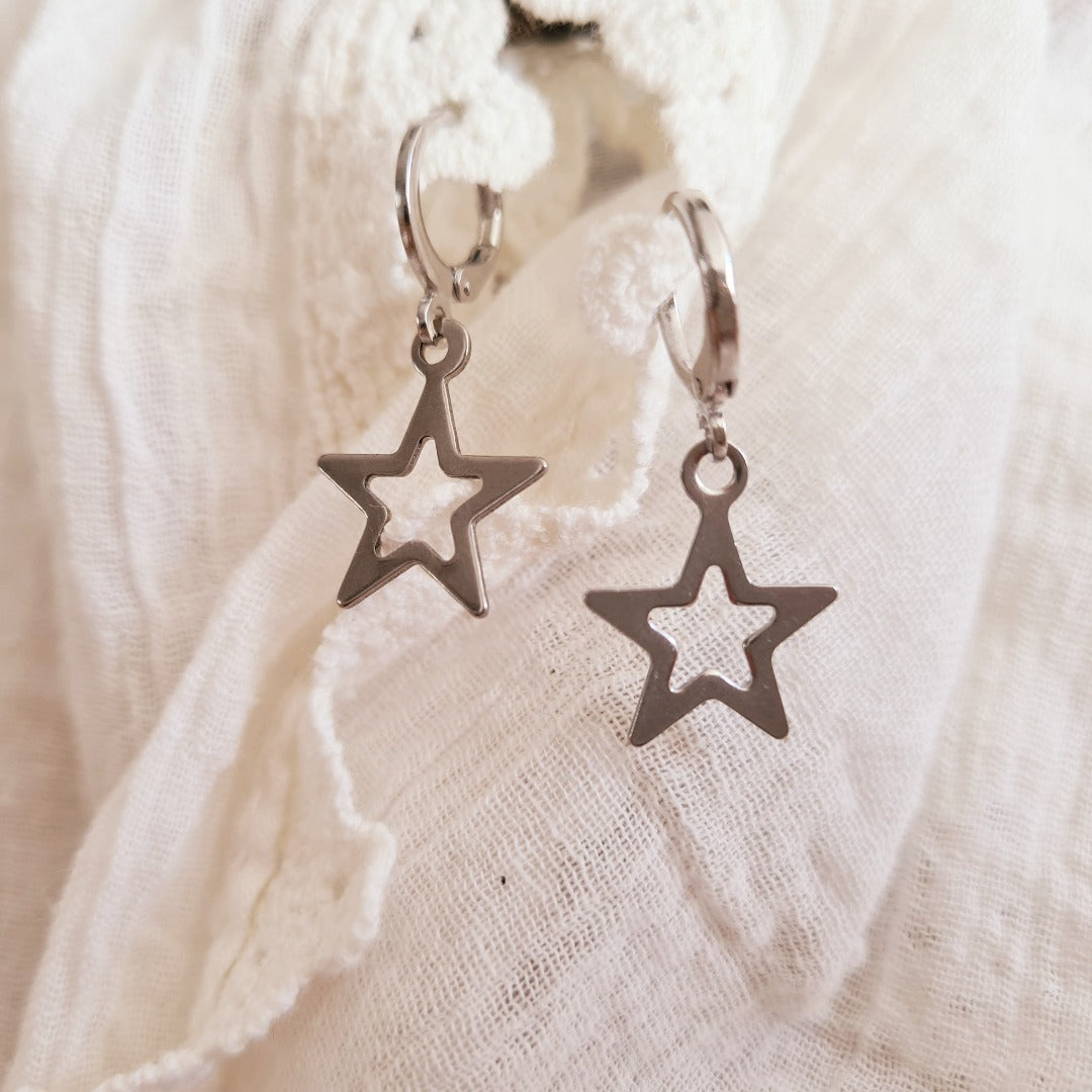 Zilverkleurige oorbel met open ster voor een moderne minimalistische look
