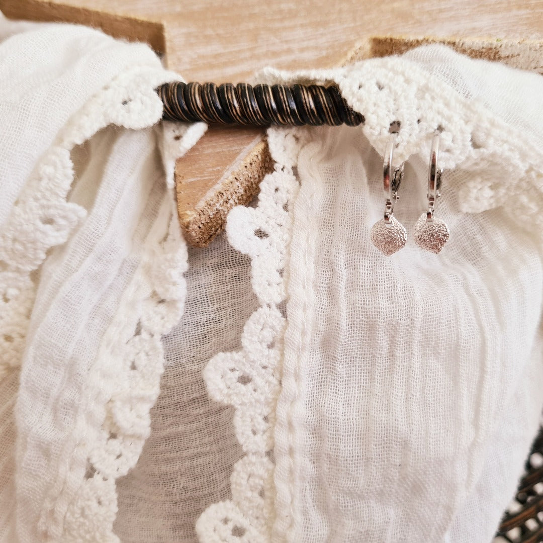 Zilveren ringetjes met subtiel gevormd bedeltje