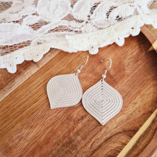 Zilverkleurige druppeloorbellen met fijne structuur