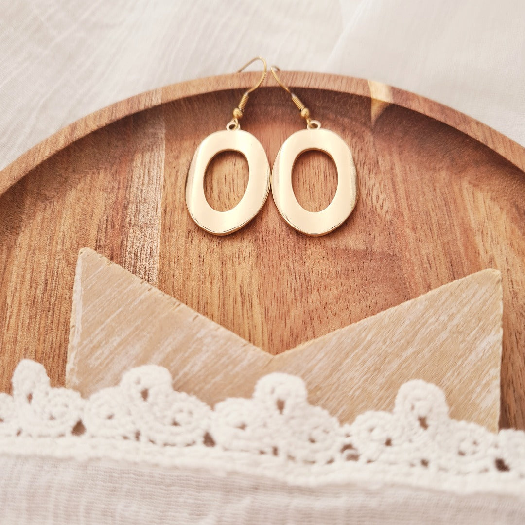 Goudkleurige oorbellen met ovale bedel
