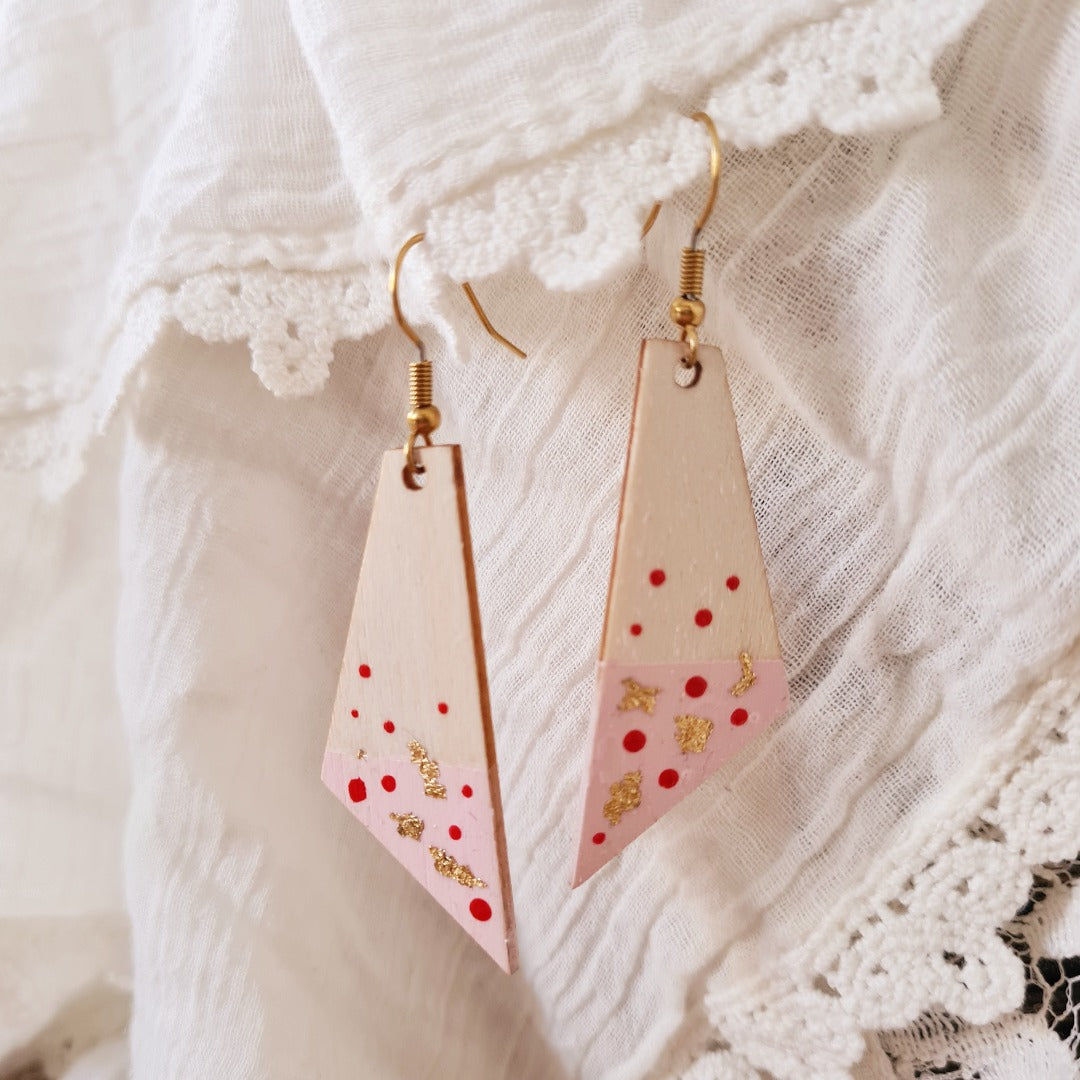 One of a kind handgemaakte roze oorbellen van hout met goudfolie