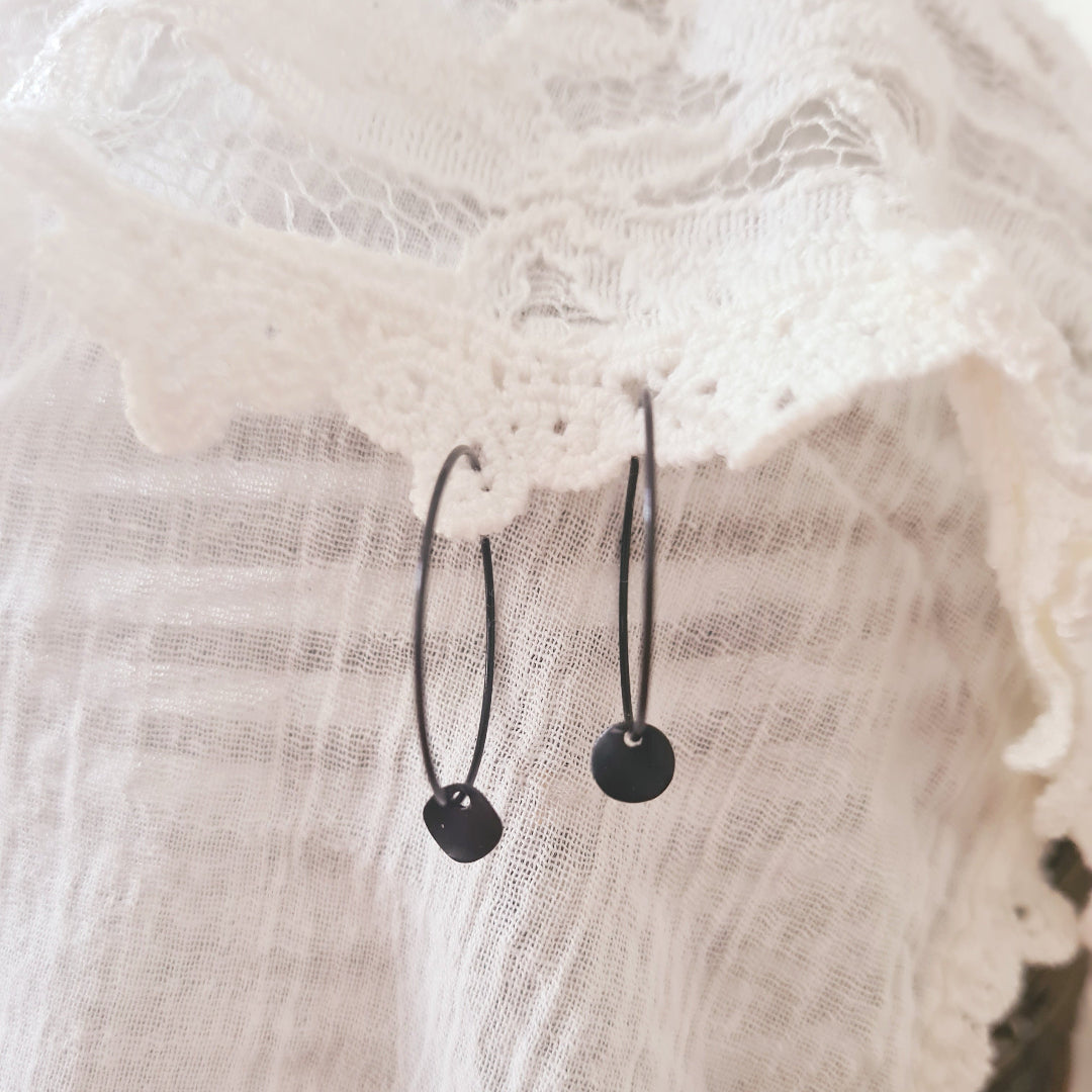 Mooie oorringen met klein zwart bedeltje, minimalistisch en elegant