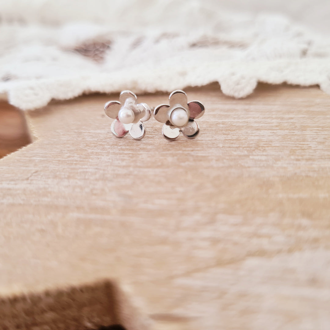 Subtiele stainless steel bloemetjes oorstekers met pareltje - elegant en nikkelvrij