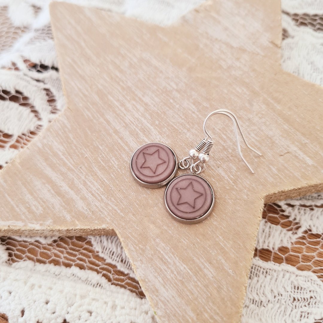 Zilverkleurige oorbel met bruine ster onder cabochon en oorhaakje