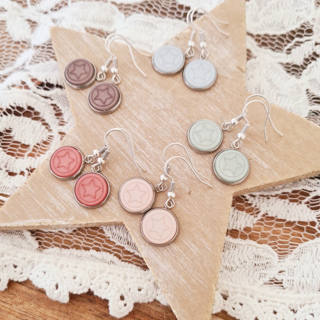 Zilverkleurige oorbellen met lichtgroene sterbedel