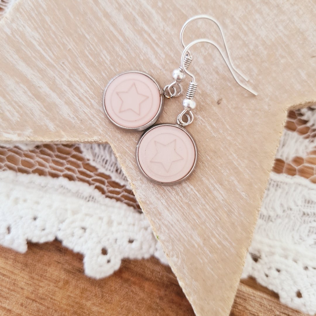 Zilverkleurige oorbel met lichtroze ster onder cabochon en oorhaakje