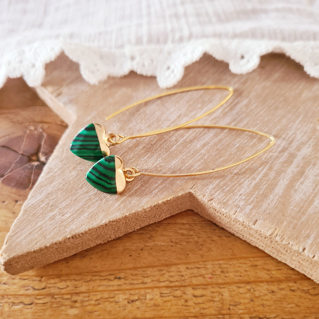 Lange hangers in goud met groene hartvormige malachiet steen