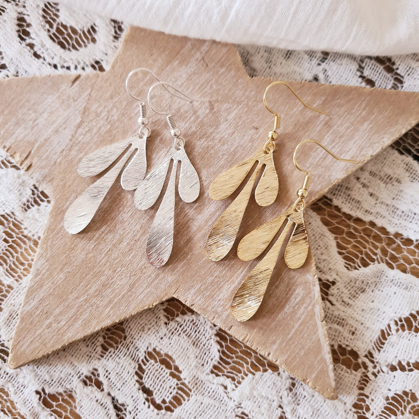 Sierlijke zilveren oorbellen met blad/bloemvormig design