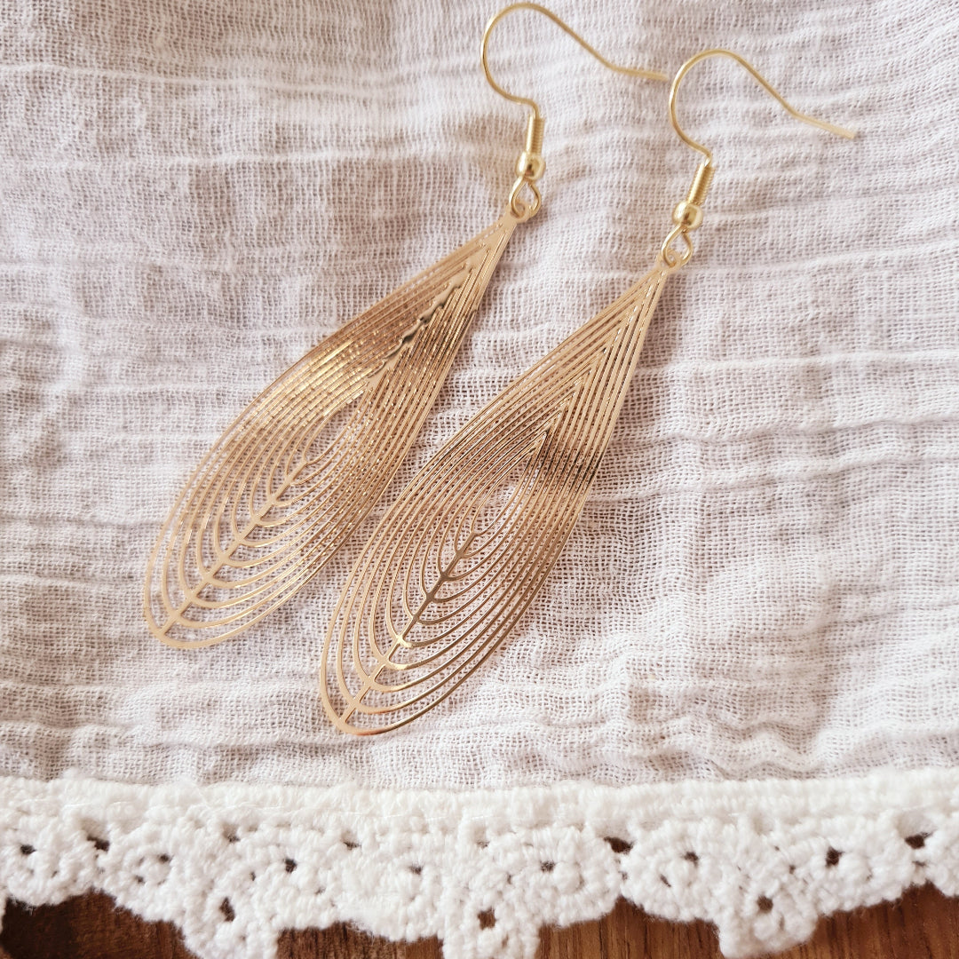 Lange druppel oorbellen met elegant design goud