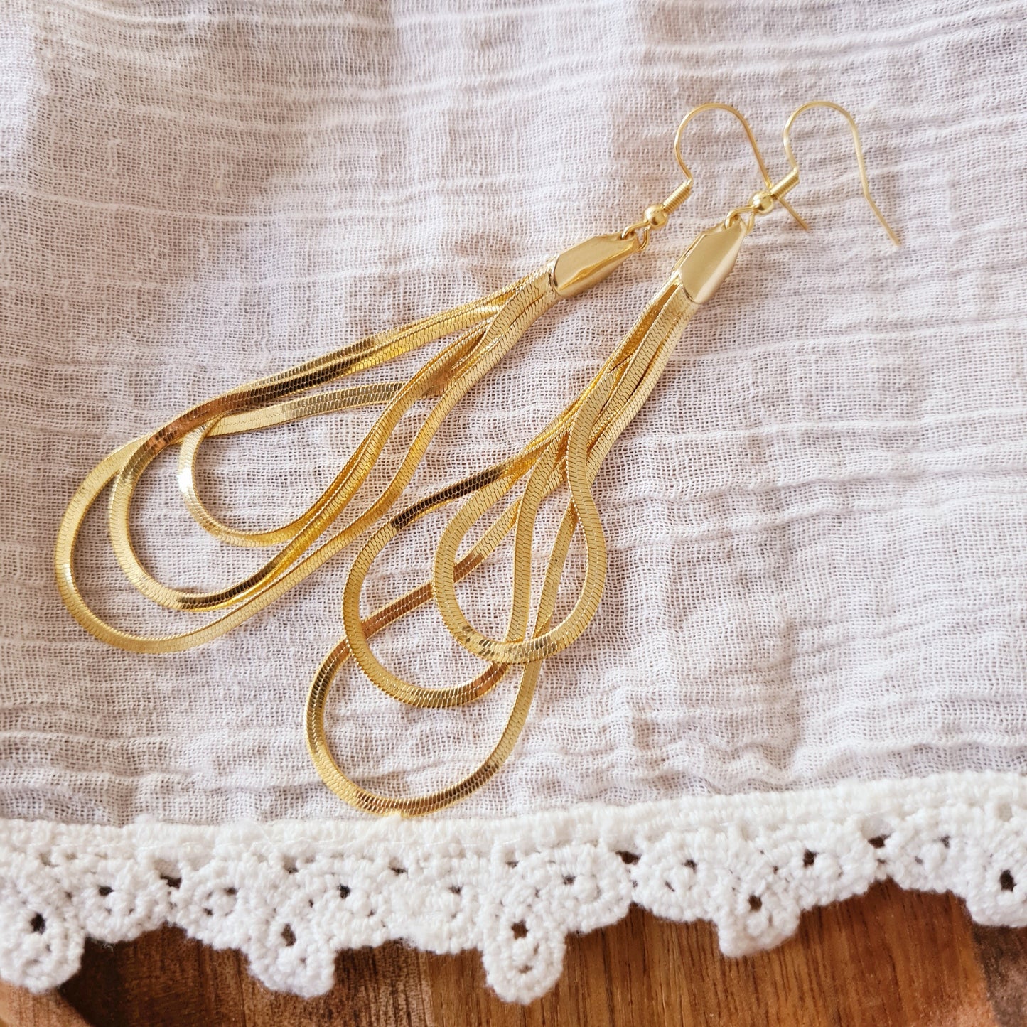 Chique lange ketting oorbel in goud
