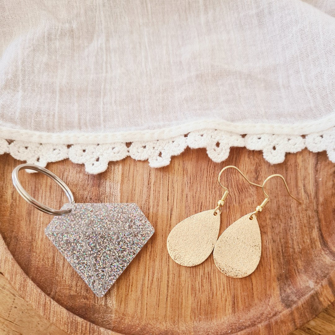 Voordeelpakket met gouden druppel oorbellen en diamant sleutelhanger