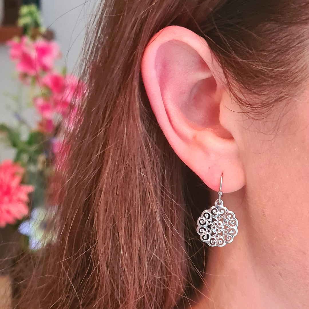 Zilverkleurige bohemian oorbellen met filigraan patroon