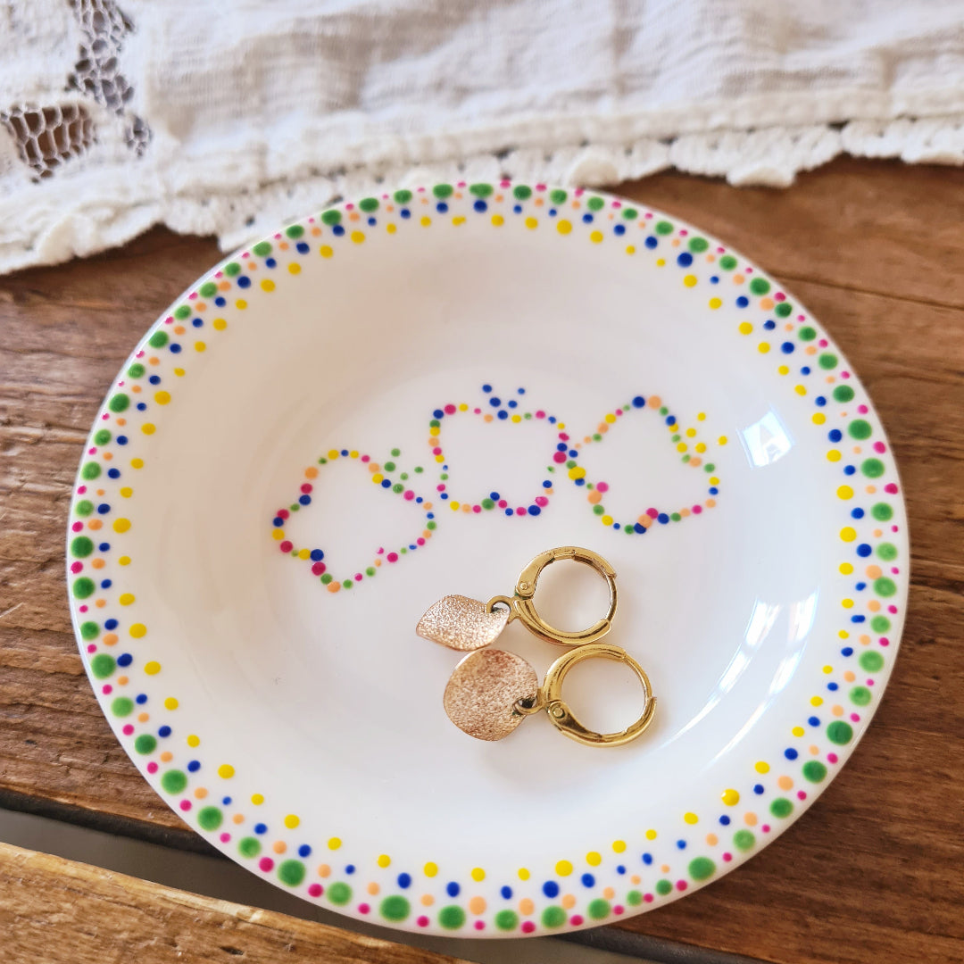 Handgestipt porseleinen schaaltje met vlinderpatroon