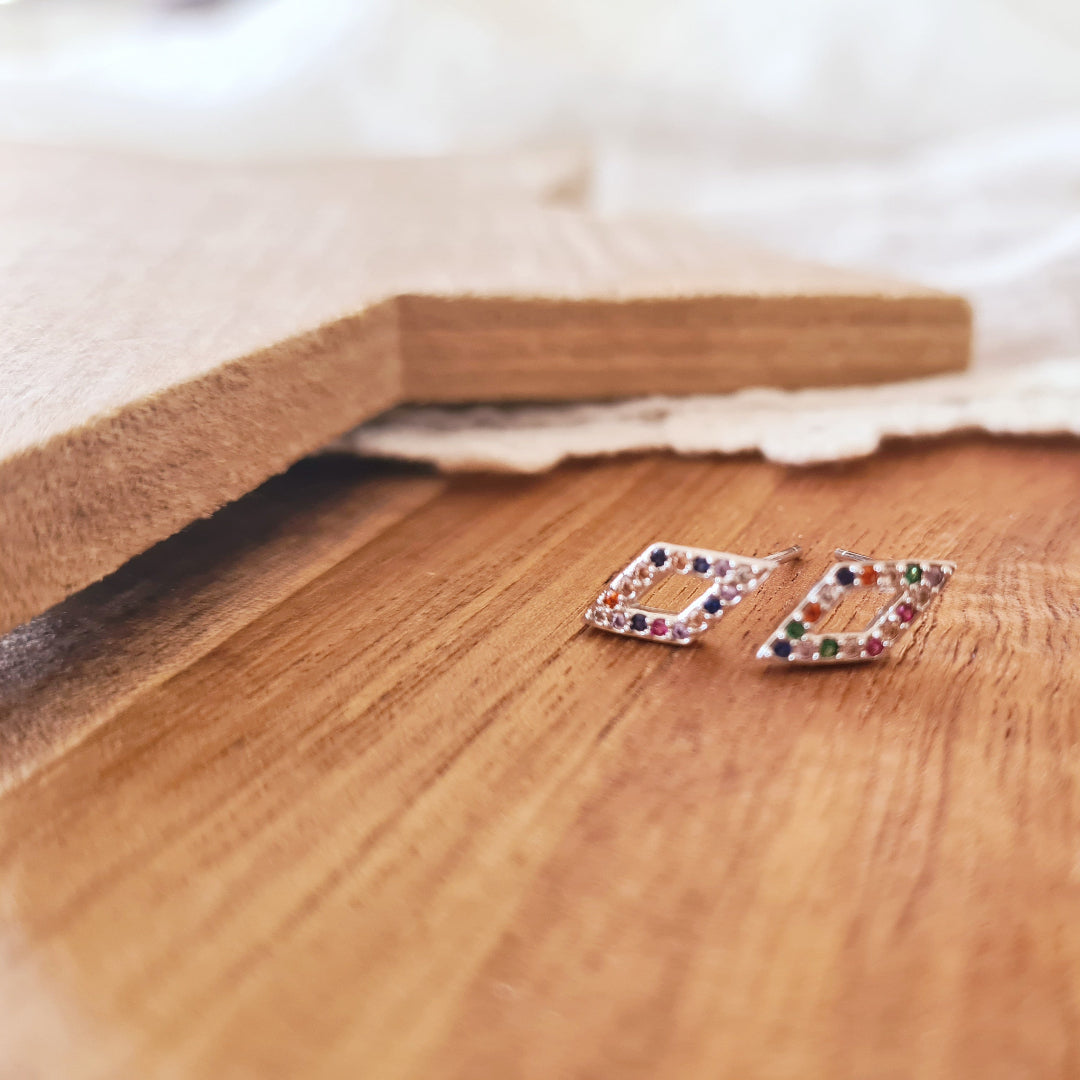 Fijne stekertjes in ruitvorm met gekleurde steentjes – subtiel & vrolijk