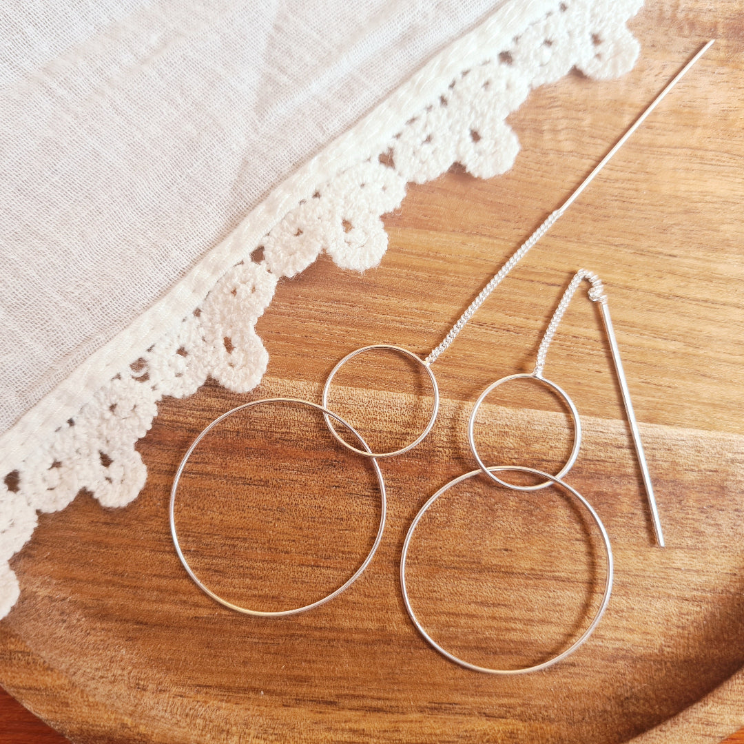 Doortrek oorbel in 925 zilver met cirkels