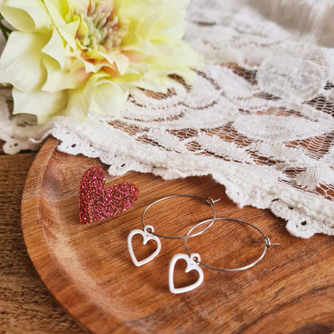 Fijne hartjesoorbellen met glitterpin – licht & liefdevol