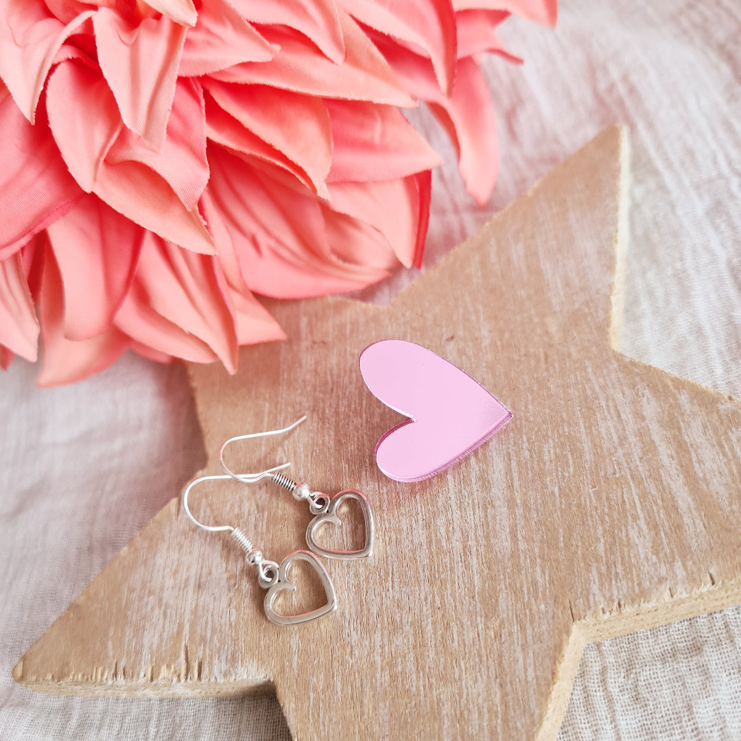 Zilverkleurige hartjesoorbellen met roze hartjespin, lief & licht