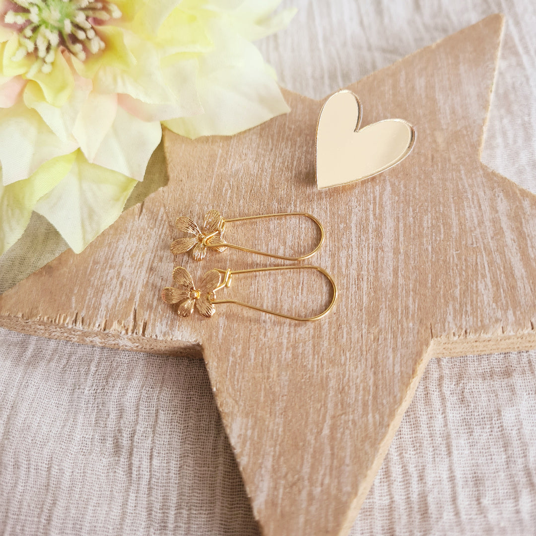 Bloemetjesoorbellen met gouden hartjespin – vrolijk & liefdevol