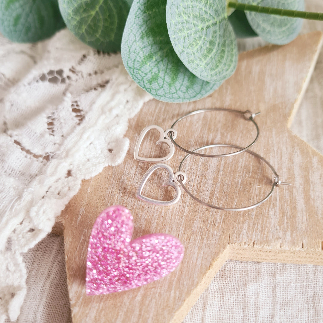 Zilverkleurige hartjesoorbellen met glitter hartjespin – subtiel & vrouwelijk